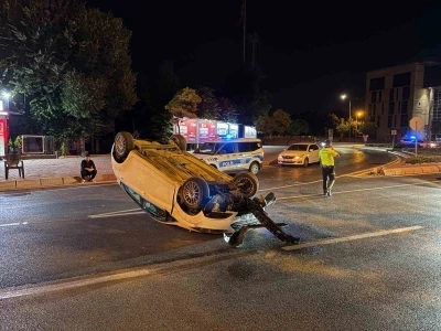 Takla atan otomobil s&uuml;r&uuml;c&uuml;s&uuml; olay yerinden ka&ccedil;tı

