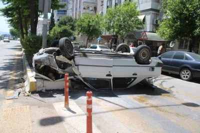 Takla atan otomobil yandı, vatandaşlar s&uuml;r&uuml;c&uuml;y&uuml; son anda kurtardı

