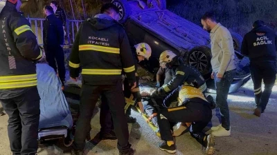Takla atan otomobilde 2 kişi yaralandı, diğer s&uuml;r&uuml;c&uuml; ka&ccedil;tı
