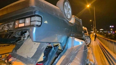 Takla atan otomobilden burunları bile kanamadan &ccedil;ıktılar

