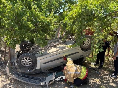 Takla atarak bah&ccedil;eye u&ccedil;an otomobilin s&uuml;r&uuml;c&uuml;s&uuml; yaralandı
