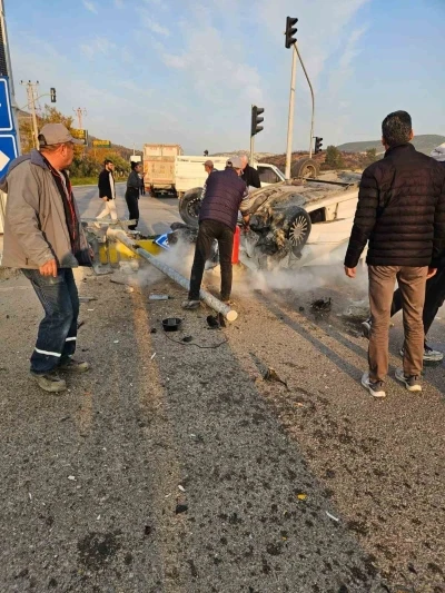 Takla atarak hurdaya d&ouml;nen ara&ccedil;ta gelin ve kaynana yaralandı
