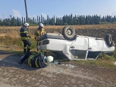 Takla atarak ters dönen otomobildeki 2 kişi yaralandı
