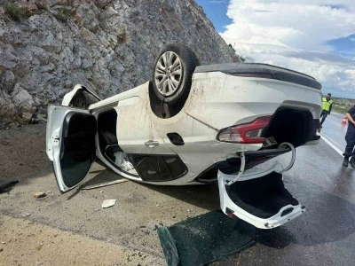 Takla atıp ref&uuml;je giren otomobilde 4 kişi yaralandı
