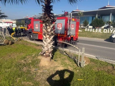 Taksi bariyerlere &ccedil;arpıp takla attı: 2 yaralı
