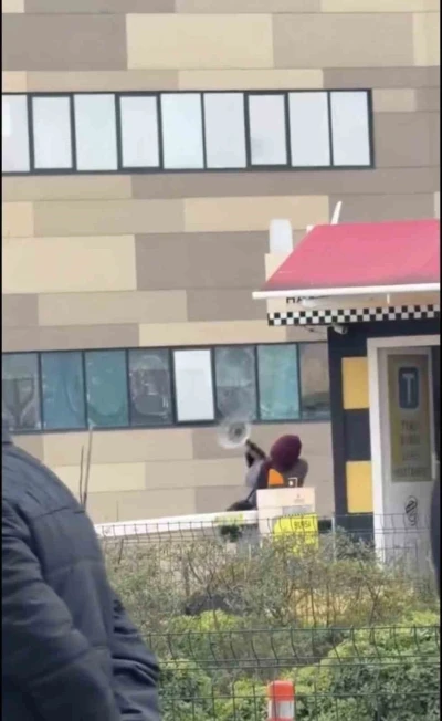 Taksi bulamayınca durağı b&ouml;yle dağıttı, g&ouml;renler şoka girdi
