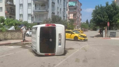 Taksi ile &ccedil;arpışan hafif ticari ara&ccedil; yan yattı: S&uuml;r&uuml;c&uuml;n&uuml;n burnu bile kanamadı

