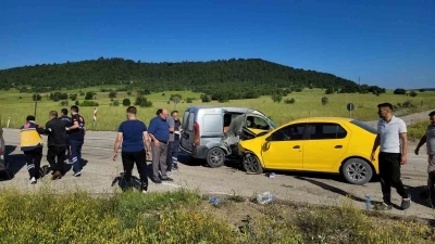 Taksi ile hafif ticari ara&ccedil; &ccedil;arpıştı: 4 yaralı
