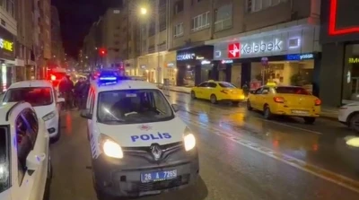 Taksi kapısına &ccedil;arpan scooterli gen&ccedil; yaralandı
