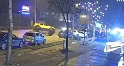 Taksi park halindeki otomobile &ccedil;arpıp yan yattı
