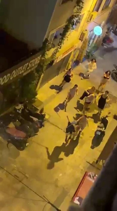 Taksim’de bir kişi 8 transın saldırısına uğradı: O anlar kamerada
