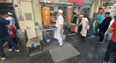 Taksim&rsquo;de doğalgaz onarımı uzun s&uuml;r&uuml;nce esnaf, &ccedil;areyi t&uuml;p kullanarak buldu
