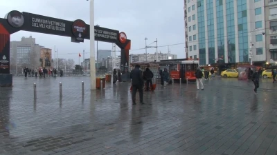 Taksim&rsquo;de kar yağışı aralıklarla etkisini g&ouml;steriyor
