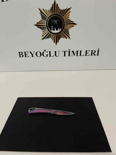 Taksim’de sevgilisini kıskanan kadın 3 kişiyi bıçakladı
