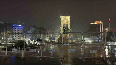 Taksim Meydanı ve İstiklal Caddesi’nde gece saatlerinde yağmur etkili oldu
