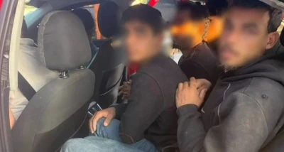 Taksiyle g&ouml;&ccedil;men ka&ccedil;ıran insan tacirleri polisten ka&ccedil;amadılar
