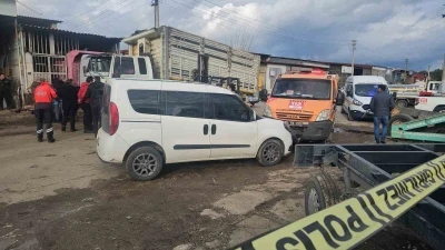 Tamir ettikleri kamyonun kasası &uuml;zerlerine d&uuml;şt&uuml;: 2 &ouml;l&uuml;, 1 yaralı
