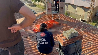 Tamir i&ccedil;in &ccedil;ıktığı &ccedil;atıda d&uuml;şen vatandaş hayatını kaybetti
