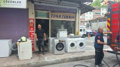 Tamircinin deposunda &ccedil;ıkan yangın korkuttu
