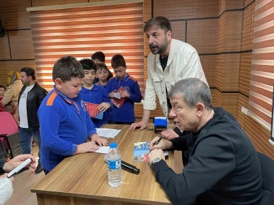 Tanju &Ccedil;olak &ouml;ğrencilerle buluştu: "Disiplin ve m&uuml;cadele başarıyı getirir"
