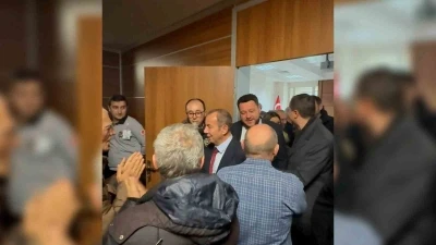 Tanju &Ouml;zcan ve CHP&rsquo;li başkanlar Cumhurbaşkanına hakaret davasından beraat etti
