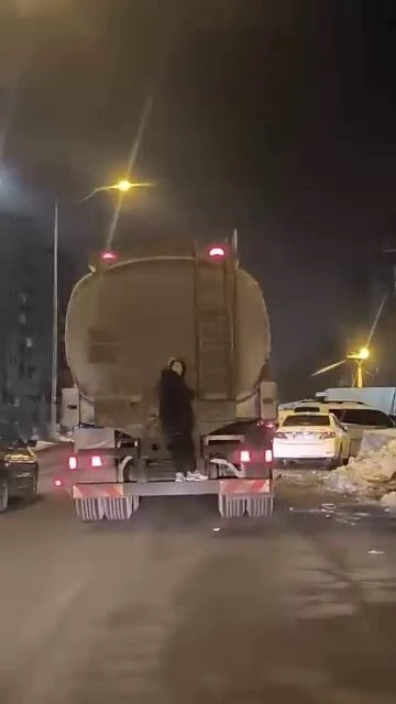 Tanker arkasında tehlikeli yolculuk
