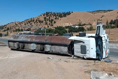 Tanker devrildi, yaralı sürücüye ilk müdahaleyi vatandaşlar yaptı
