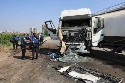 Tanker karşı şeride geçip otomobile çarptı, kamyon yan devrildi: 2 yaralı
