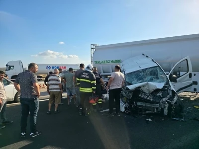 Tankerle, hafif ticari araç çarpıştı: 3 yaralı
