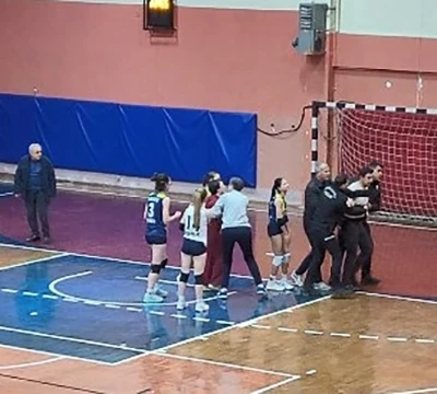 Taraftar sahaya atladı, ma&ccedil; seyircisiz tamamlandı
