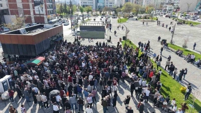Taraftarlar Elazığspor ma&ccedil;ını kentin g&ouml;beğinde dev ekrandan izledi

