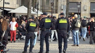 Taraftarlardan Dam Meydanı’nda Galatasaray’a coşkulu destek
