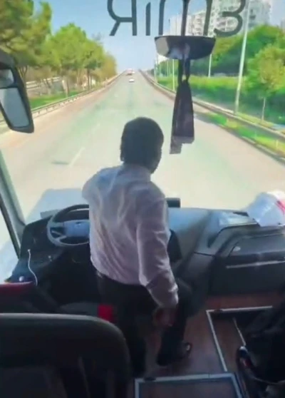 Taraftarları deplasmana götüren şoför araç seyir halindeyken ayağa kalkıp oynadı
