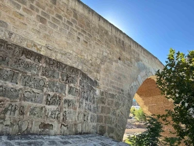 Tarih gözler önünde yok oluyor: Artuklular dönemindeki Haburman köprüsüne isimlerini kazdılar
