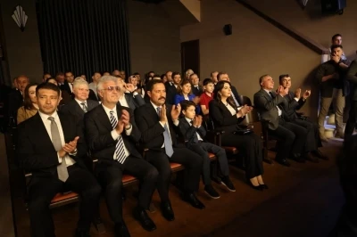 Tarihe tanıklık eden meclis binasında ilk perde &rsquo;Bu Da Ge&ccedil;er Ya Hu&rsquo; adlı tiyatro oyunuyla a&ccedil;ıldı
