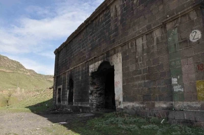 Tarihe terk edilen miras: Kars&rsquo;taki tabyalar hayvan barınağına d&ouml;n&uuml;şt&uuml;

