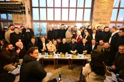 Tarihi Abdal Meydanı&rsquo;nda binler sahur sofrasında buluştu: Varank&rsquo;tan birlik mesajı
