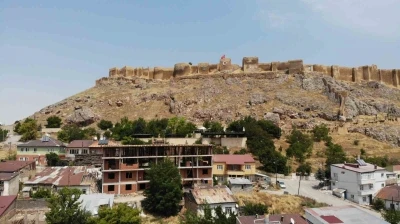 Tarihi Bayburt Kalesi’nin önünde yükselen binaya sert tepki: &quot;Bayburt’ta imar terörü var&quot;
