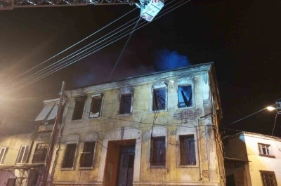 Tarihi binada çıkan yangın paniğe yol açtı
