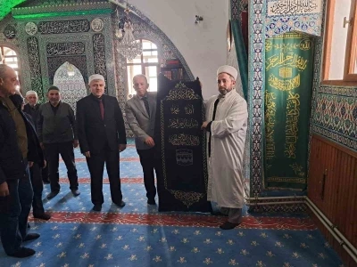 Tarihi B&uuml;ğd&uuml;z Mahalle Camii&rsquo;nin geleneksel motiflerle işlenen minber &ouml;rt&uuml;s&uuml; yenilendi
