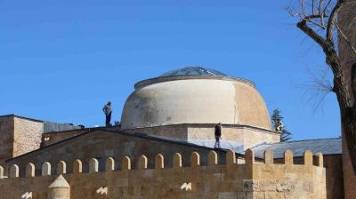 Tarihi Cacabey Medresesi&rsquo;nde su sızıntısına m&uuml;dahale edildi
