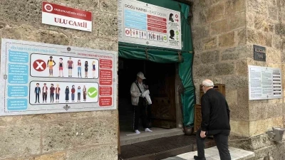 Tarihi cami ziyaretlerine kıyafet mecburiyeti getirildi
