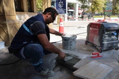 Tarihi caminin kırık taşları ve zemini onarılıyor
