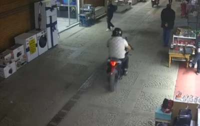 Tarihi &ccedil;arşıda motosiklet kazası: Yayaya &ccedil;arpıp ka&ccedil;tı
