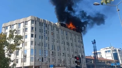 Tarihi çarşının çatısı alevlere teslim oldu
