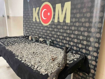 Tarihi eser ka&ccedil;ak&ccedil;ılarına operasyon; binlerce sikke ve onlarca eser ele ge&ccedil;irildi
