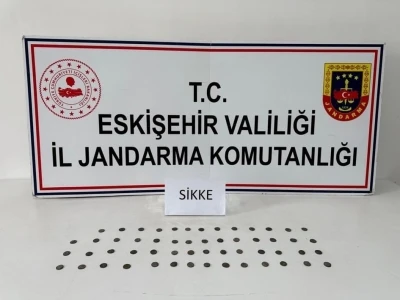 Tarihi eser kaçakçısı çantasındaki sikkelerle yakalandı
