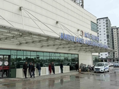 Tarihi ge&ccedil;miş salam yiyen 4 &ouml;ğrenci hastaneye kaldırıldı
