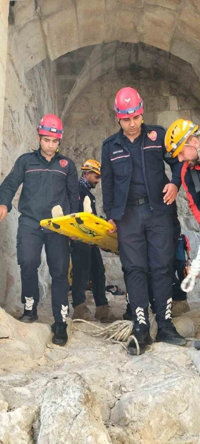 Tarihi kaleye çıkarken ayağı kırıldı, sedyeyle 1 kilometre taşınarak hastaneye kaldırıldı
