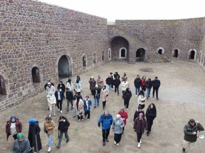 Tarihi mekanda öğrencilere ders
